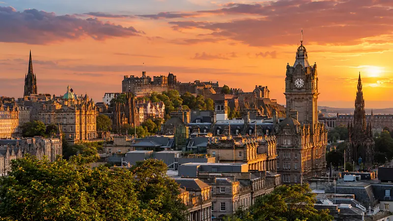 Eigens gestaltete Bildwelt, die an Edinburgh erinnert — keine Fotografie.