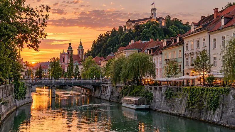 Imagem original que evoca Ljubljana — não é uma fotografia.