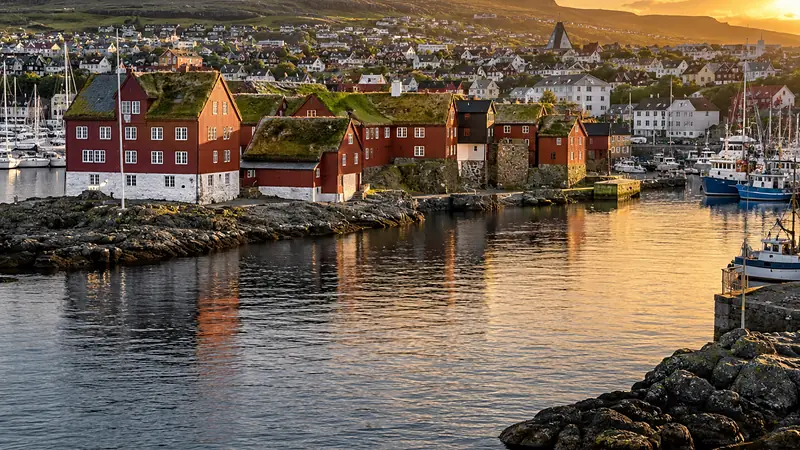 Eigens gestaltete Bildwelt, die an Tórshavn (Faroe Islands) erinnert — keine Fotografie.